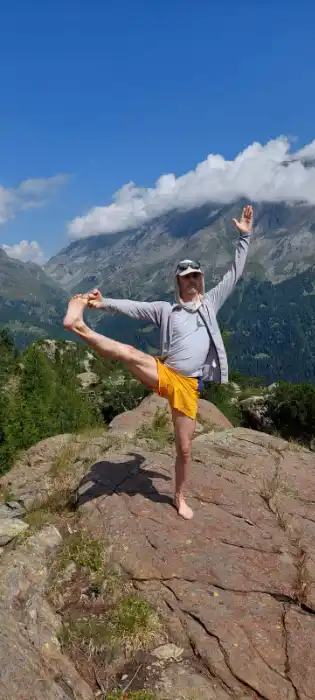 Eka Padagunsthasana mano che afferra alluce