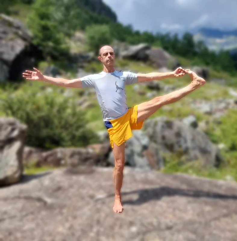 eka Padagunsthasana mano che afferra alluce